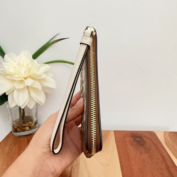 NWT Coach Corner Zip Wristlet In Signature Canvas With Horse And Sleigh - Picture 3 of 5